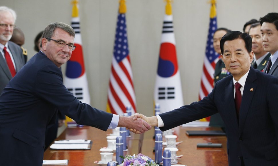 Ashtonas Carteris ir Pietų Korėjos gynybos ministras Han Min-koo