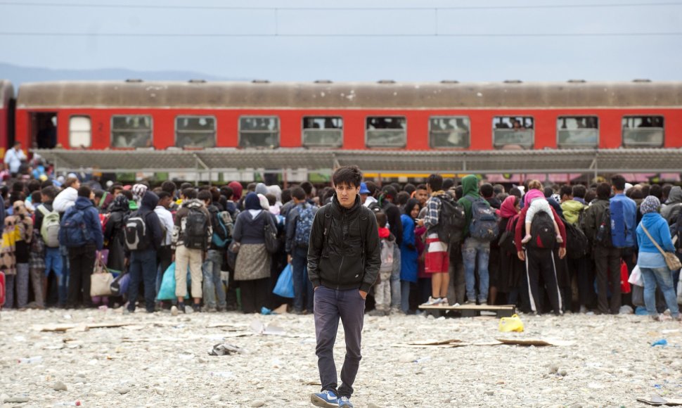 Pabėgėliai prie traukinio, vežančio į Vokietiją