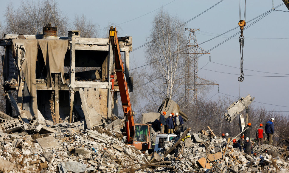 Po Ukrainos atakos Makijivkoje šalinamos nuolaužos