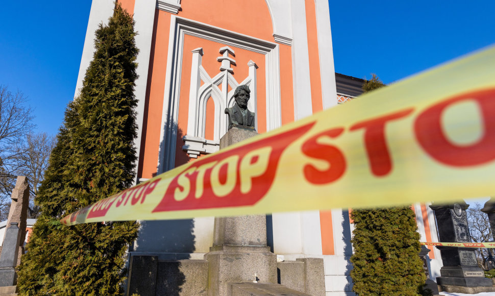 Aptrupėjusi Sukilėlių koplyčia Rasų kapinėse