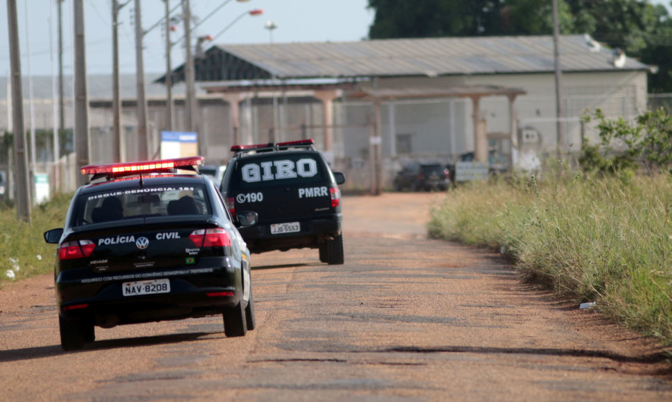 Policijos automobiliai šalia Roraimos valstijos kalėjimo 