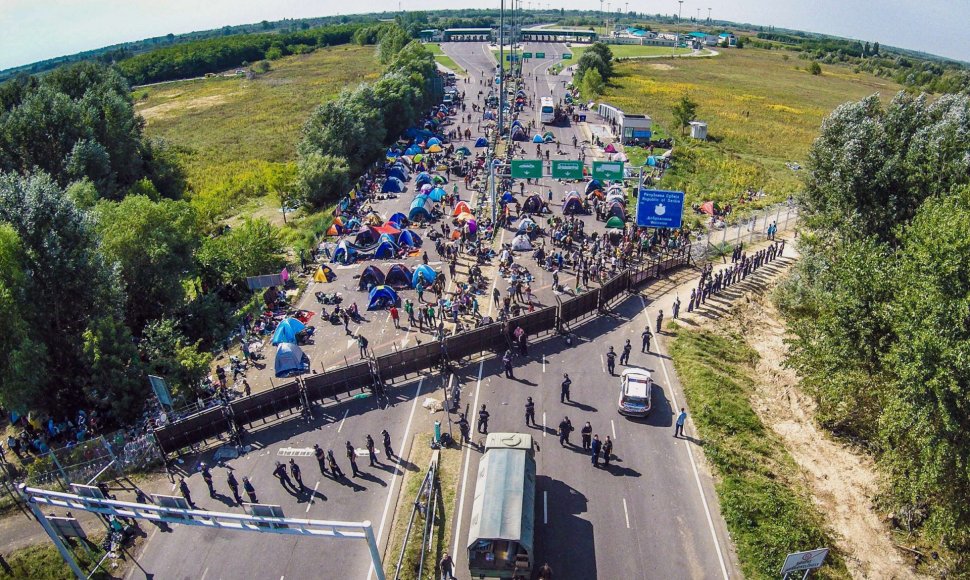 Migrantai prie sienos su Vengrija