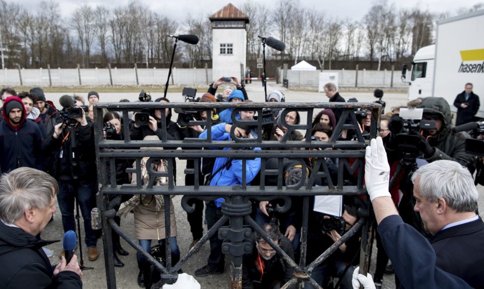Dachau mirties stovyklos vartai sugrąžinti į buvusią vietą