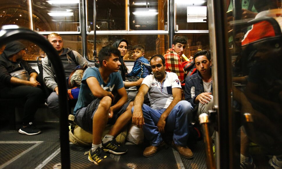 Migrantai autobusais vežami prie sienos su Austrija