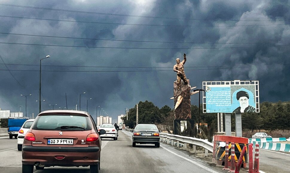 Juodi dūmai vir&scaron; Irano