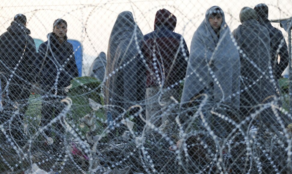 &Scaron;imtai migrantų įstrigo Graikijoje dėl Makedonijos teritorijoje pastatytos sienos