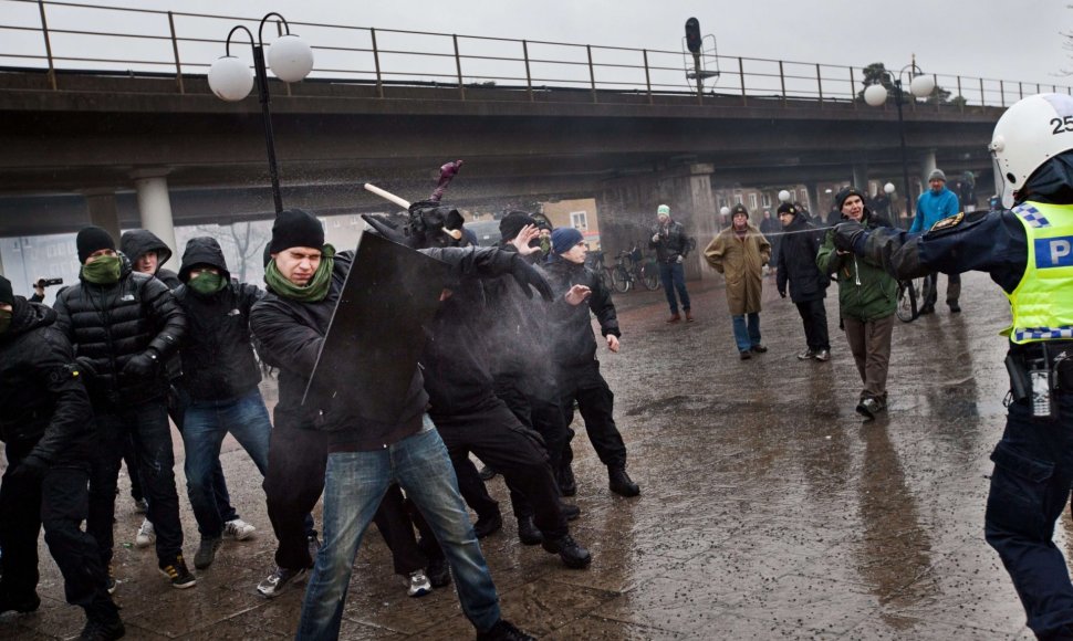 Prieš migrantų priėmimą protestuojanti minia susirėmė su Švedijos policijos pareigūnais