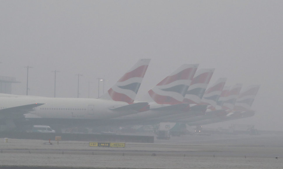 Lėktuvai rūko apgaubtame Londono Hitrou oro uoste 