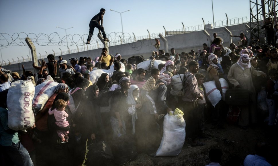 Pabėgėliai iš Sirijos kertą sieną į Turkiją