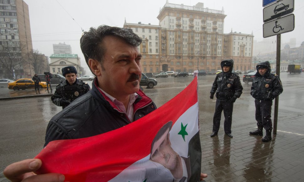 Sirijos diktatorių Basharą al Assadą palaikantis protestuotojas.