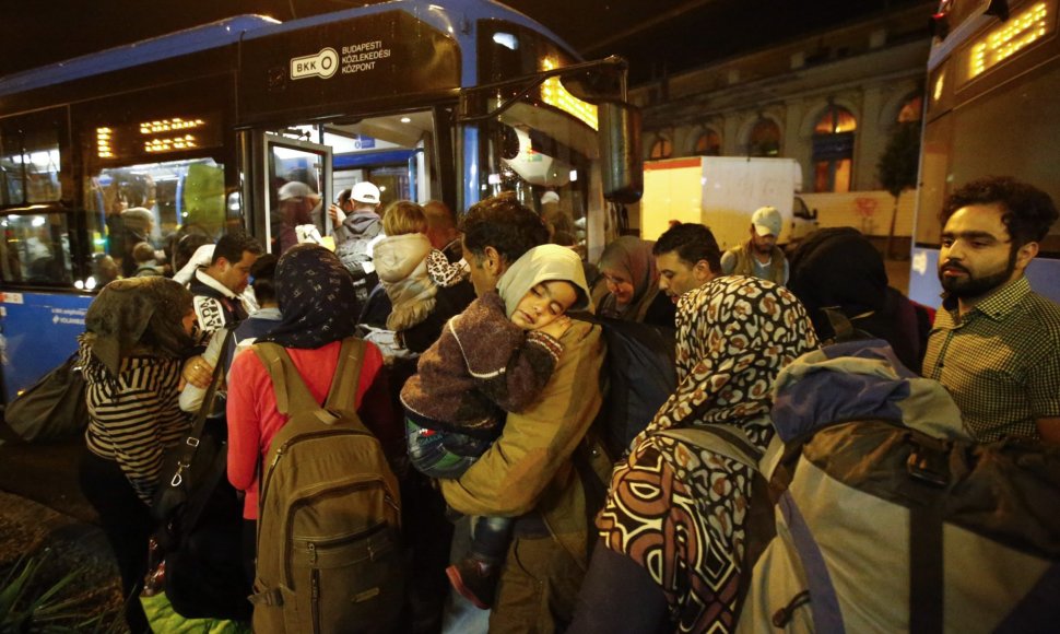 Migrantai autobusais vežami prie sienos su Austrija
