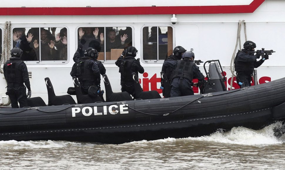 Britų kovos su terorizmu policija imitavo laivo Temzėje užgrobimą.