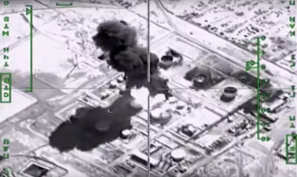 Bombarduojami naftos perdirbimo įrenginiai ISIS teritorijoje Sirijoje