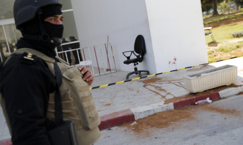 Tuniso policijos pareigūnas saugo teritoriją prie Bardo muziejaus.