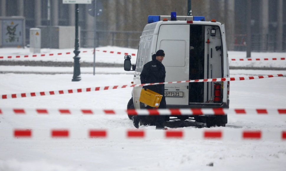 Policijos pareigūnai Vokietijoje, prie Angelos Merkel biuro
