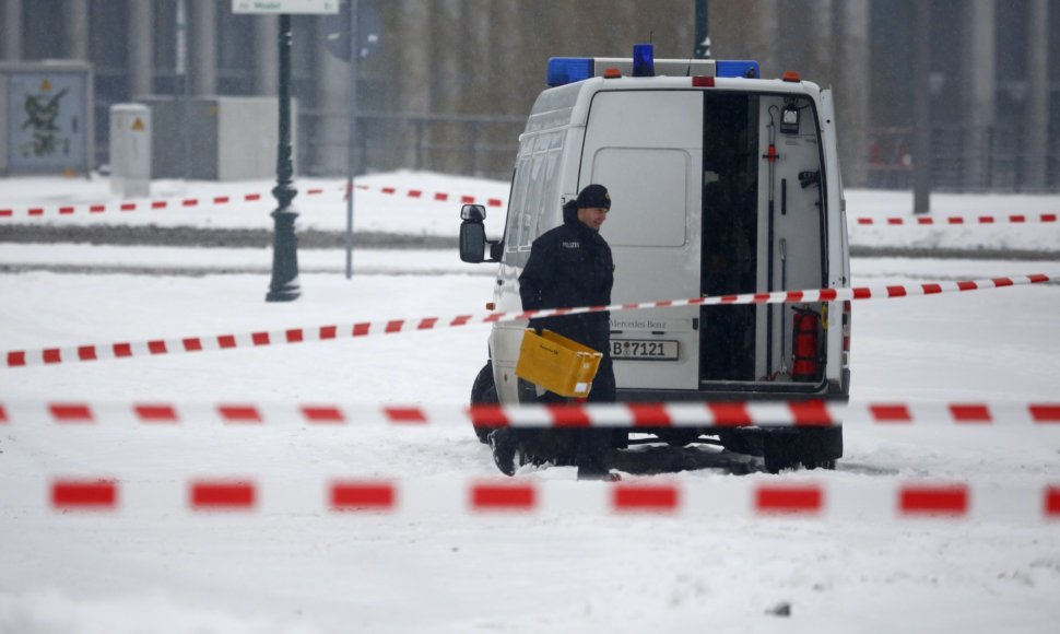 Policijos pareigūnai Vokietijoje, prie Angelos Merkel biuro