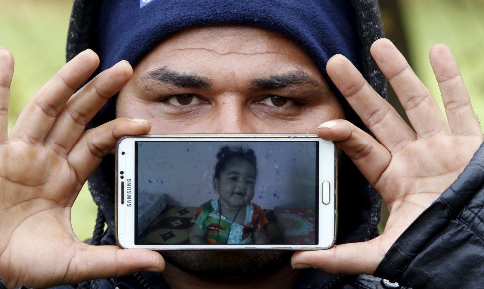 Migrantas Nazaras iš Irako rodo savo dukros Shehedos nuotrauką