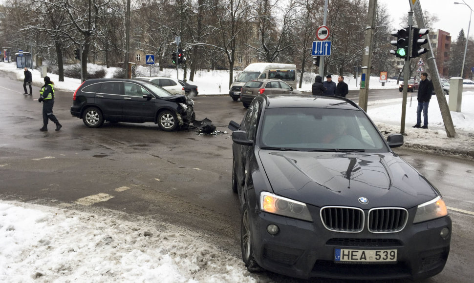 Vilniuje susidūrė „Honda“ ir BMW