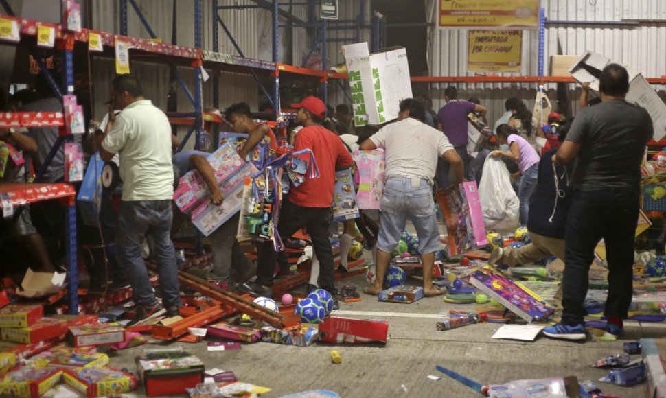 Meksikoje atvirai plėšiamos parduotuvės