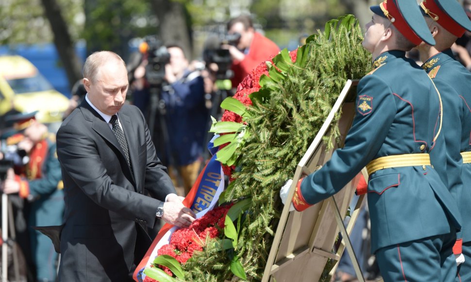 Rusijos prezidentas Vladimiras Putinas deda vainiką ant nežinomo kario kapo.