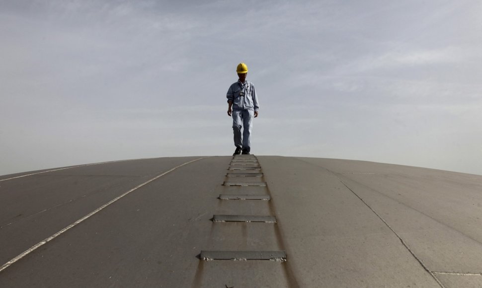 Darbuotojas ant naftos rezervuaro Kinijoje