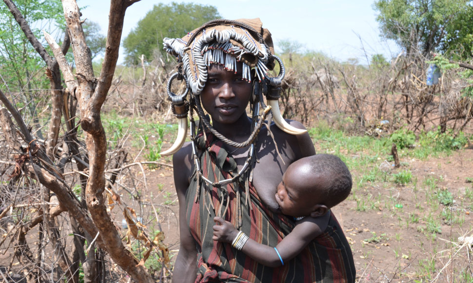Etiopija. Mursi genties moteris ir kūdikis