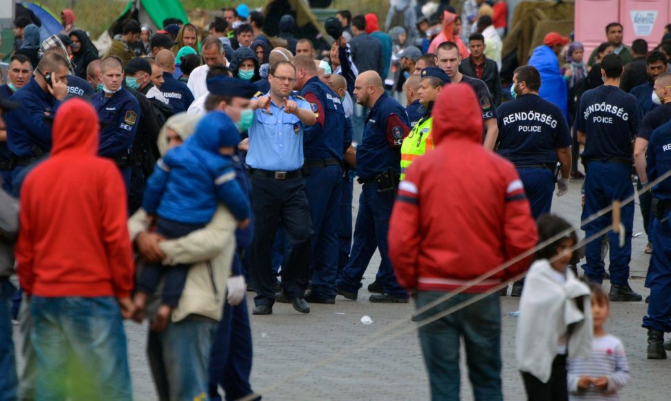 Vengrijos policija tramdė migrantus ašarinėmis dujomis