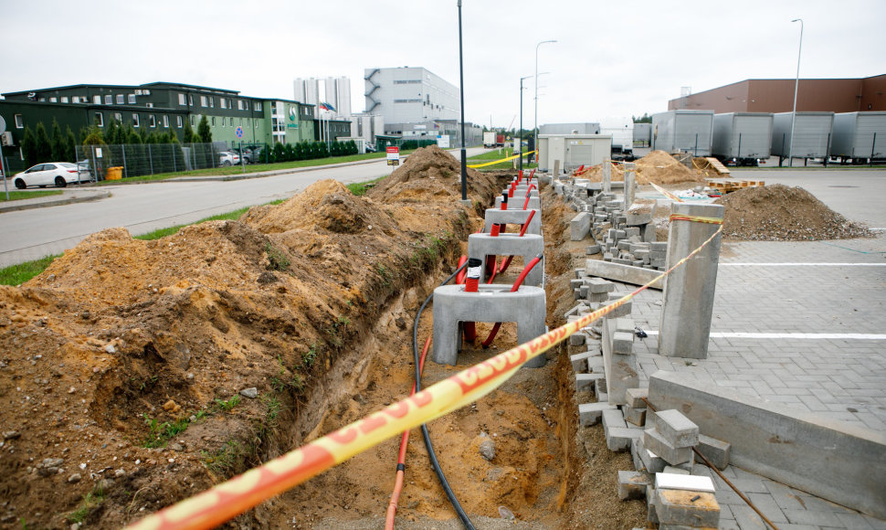 Tesla Supercharger krovimo stotelės statybos