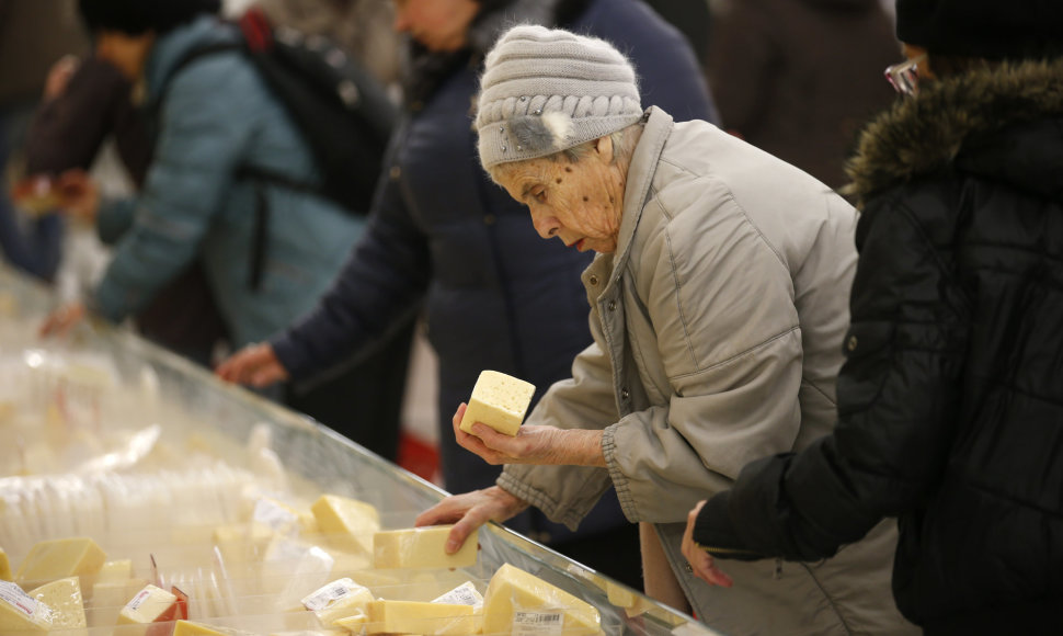 Moteris prancūziškų sūrių parduotuvėje Maskvoje