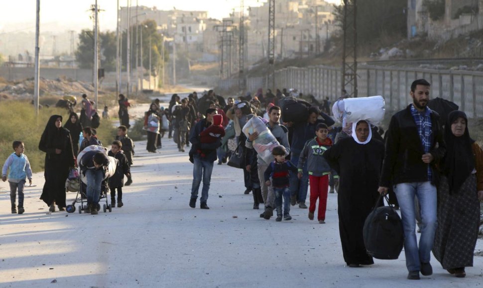 Iš Alepo šiaurės rytinių rajonų evakuojasi civiliai