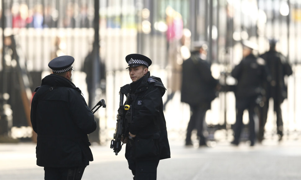 Į Londono ir Mančesterio gatves išsiųsta patruliuoti daugiau pareigūnų.