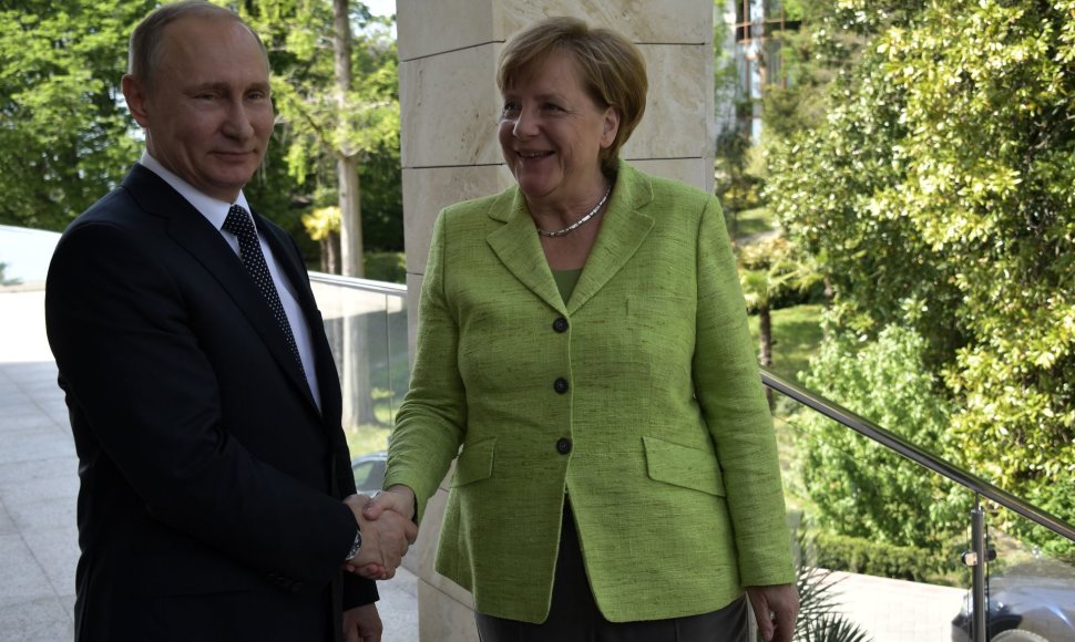 Vladimiras Putinas ir Angela Merkel Sočyje