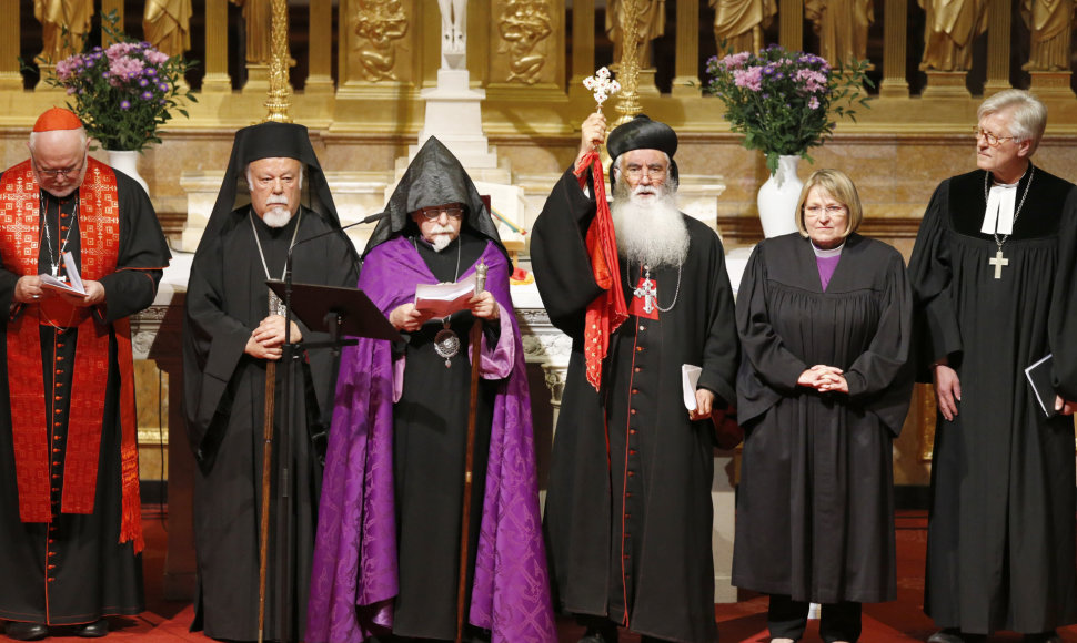 Patriarchas ir visų armėnų katolikosas Karekinas II, Vokietijos kardinolas Reinhardas Marxas ir kiti dvasininkai
