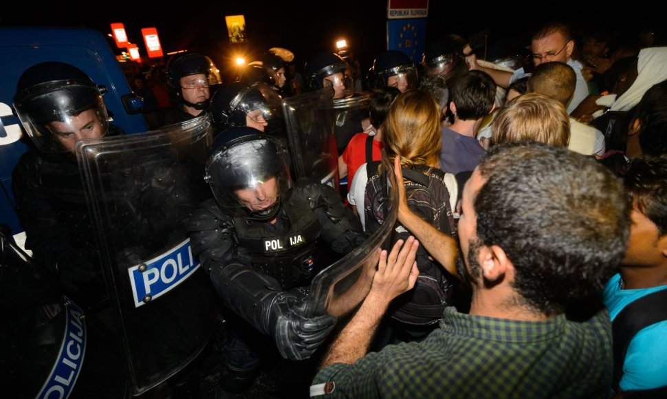 Slovėnijos policija ašarinėmis dujomis nuvarė iš Kroatijos besiveržiančius migrantus.