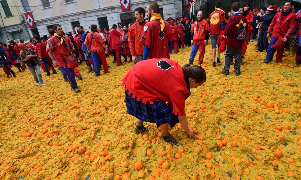 Šiaurės Italijoje užgavėnes švenčia mėtydami apelsinus.