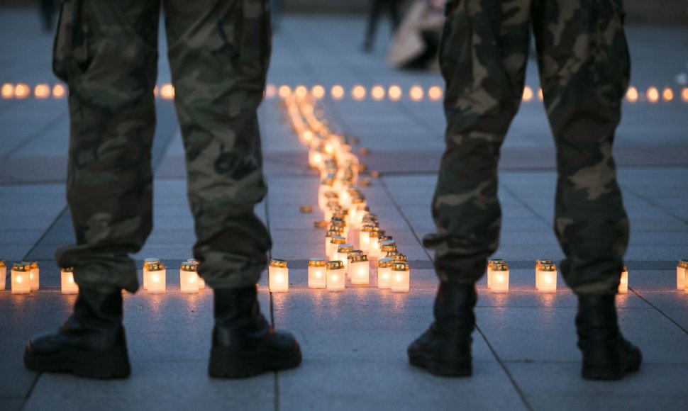 Katedros aikštėje – 2000 žvakelių Antrojo pasaulio aukoms atminti
