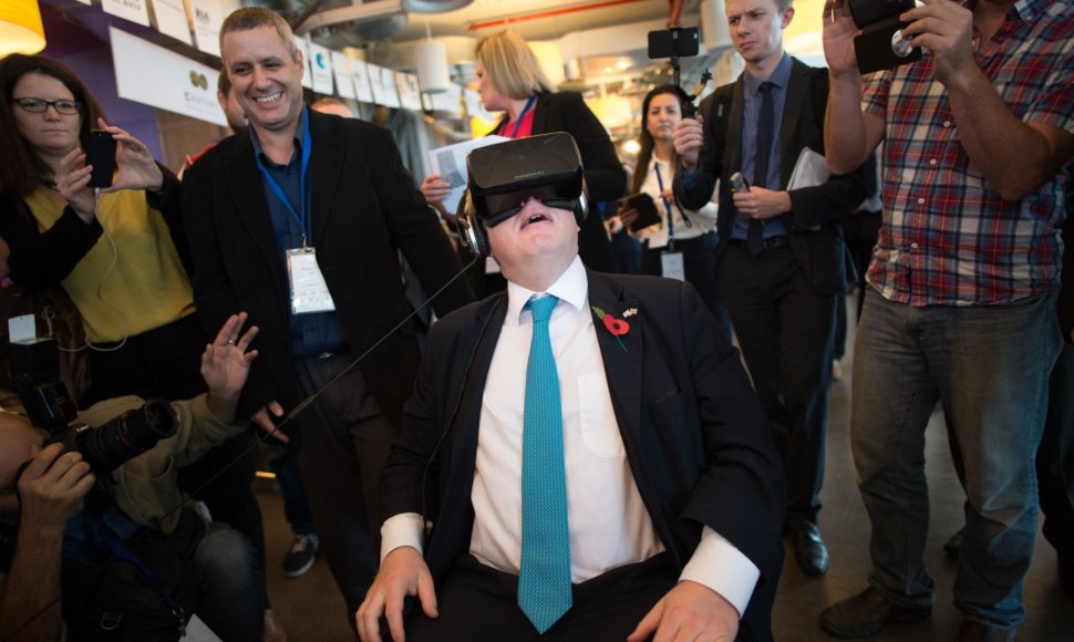 Londono meras Borisas Johnsonas išbando „Oculus Rift“
