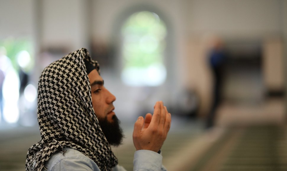 Musulmonas meldžiasi Maskvos mečetėje