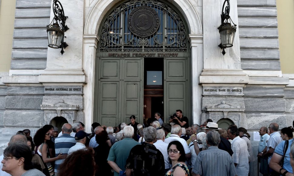 Graikijos pensininkai laukia eilėse prie bankų