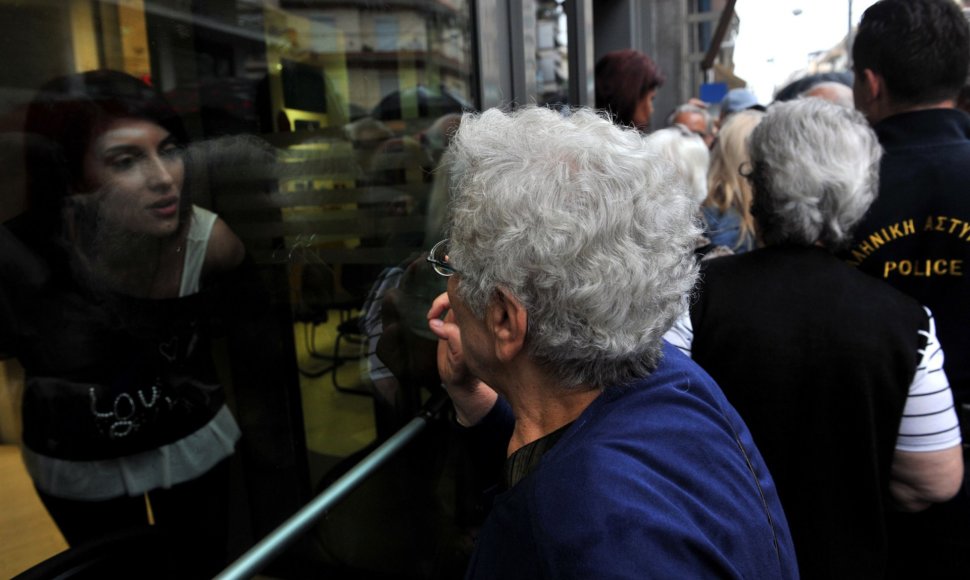 Graikijos pensininkai laukia eilėse prie bankų