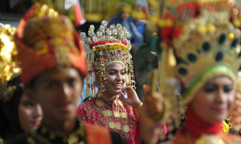 Indoneziečiai dėvintys tradicinius tautinius rūbus