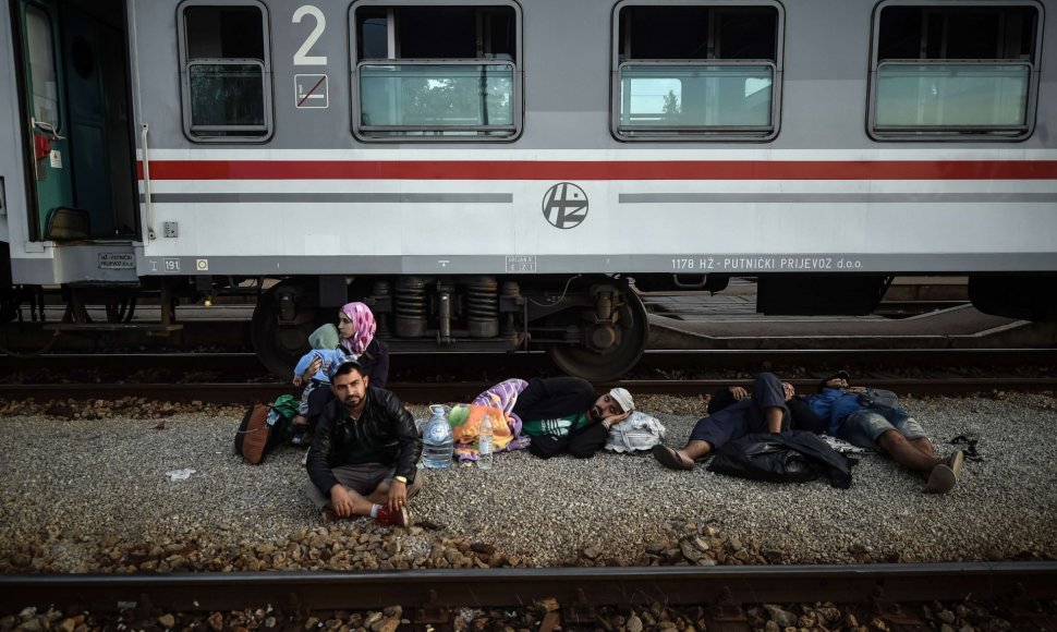 Migrantai mėgina įsėsti į traukinius prie Kroatijos sienos
