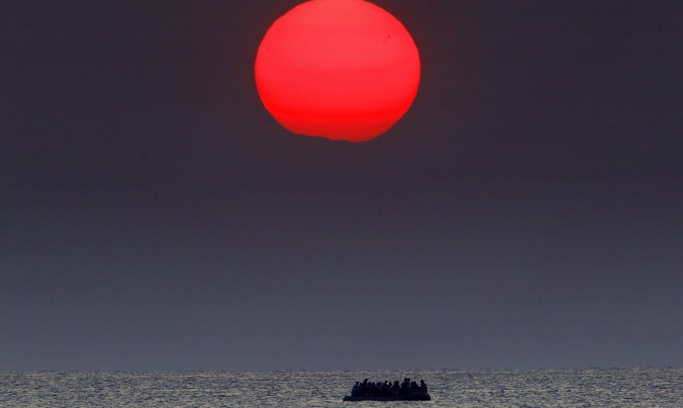Migrantų valtis, plaukianti į Graikiją