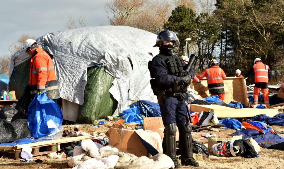 Prancūzijos pareigūnai pradėjo ardyti pabėgėlių stovyklą prie Kalė uostamiesčio