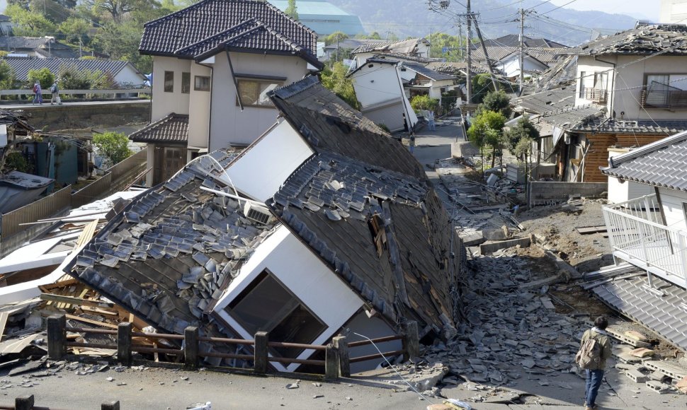 Japonijos žemės drebėjimo padariniai iš oro