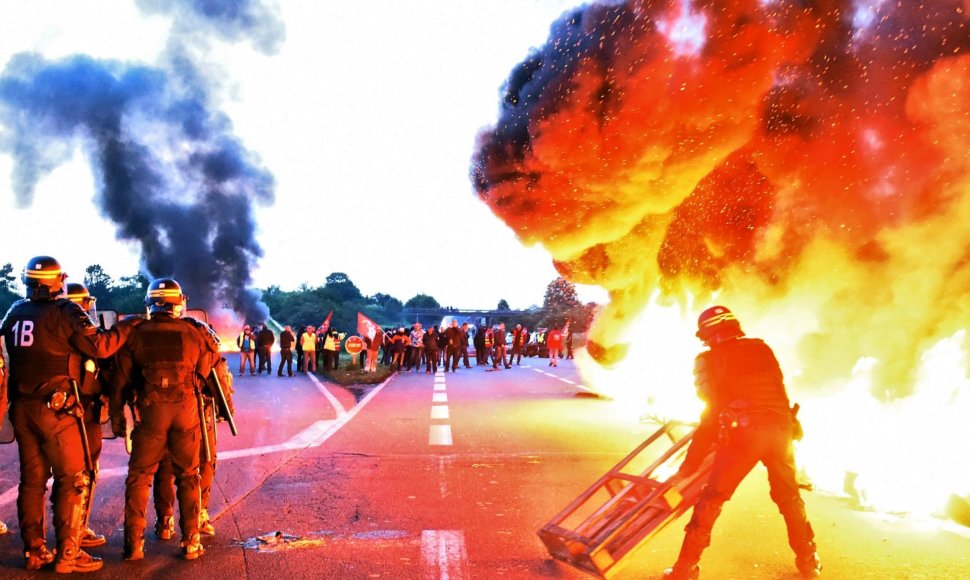 Prancūzijos policija susirėmė su degalų saugyklą blokuojančiais protestuotojais