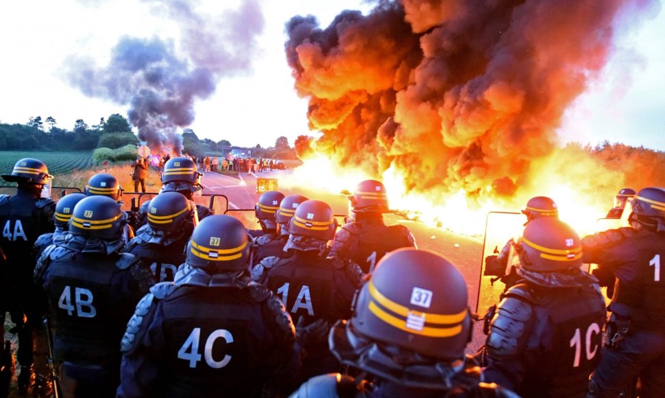 Prancūzijos policija susirėmė su degalų saugyklą blokuojančiais protestuotojais