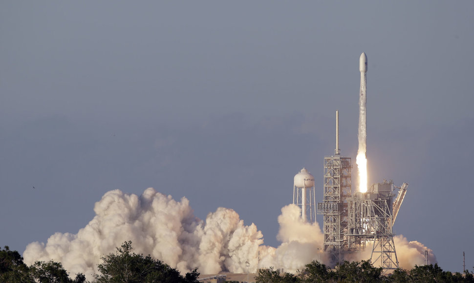 „SpaceX“ raketa iškelia į orbitą ryšių palydovą