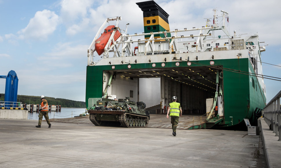  Klaipėdos uoste iškrauta NATO priešakiniame batalione tarnausiančių Norvegijos karių technika