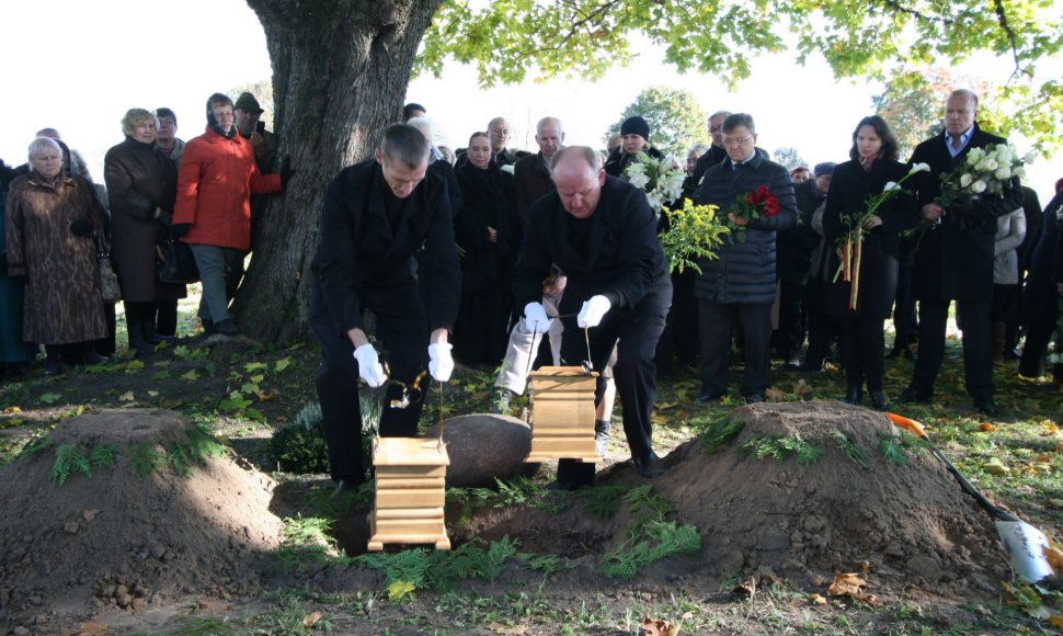 Galinos Dauguvietytės urna palaidota po klevu senelių ir tėvų sodyboje.